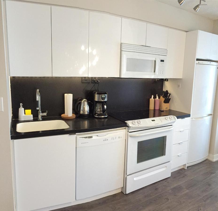 Stylish And Bright 2Br Condo In The Heart Of Downtown Торонто Екстериор снимка