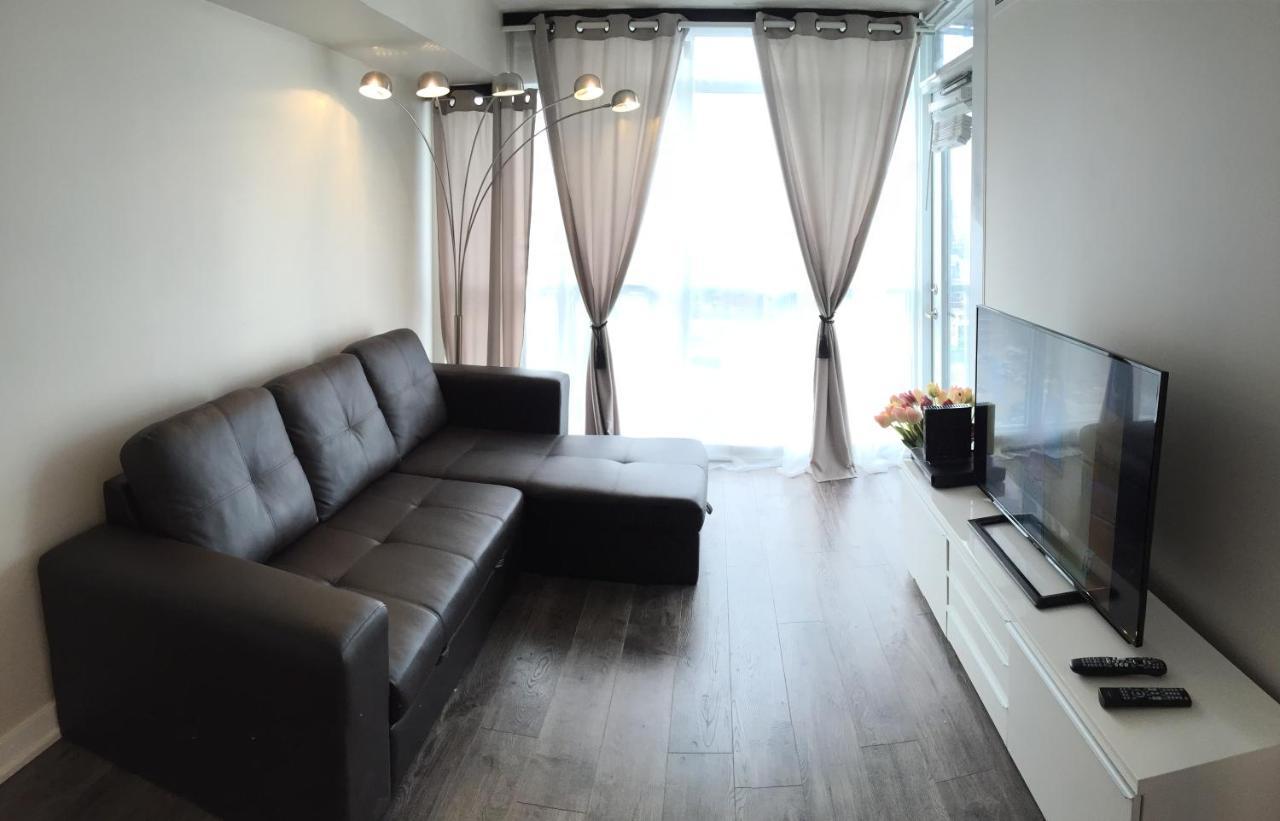 Stylish And Bright 2Br Condo In The Heart Of Downtown Торонто Екстериор снимка